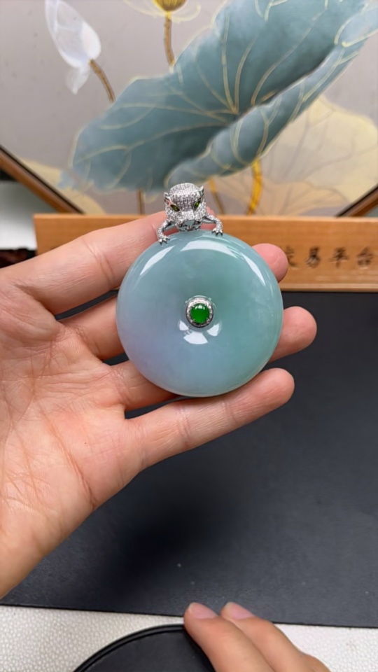 F23599394 Jadeite Peace Knot with 18K Gold, Total Weight Approx. 89.8g