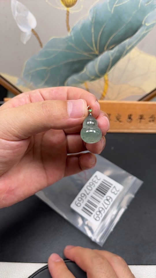 F23607669 Jadeite Gourd Pendant with 18k Gold Bezel, Total Weight 3.703g