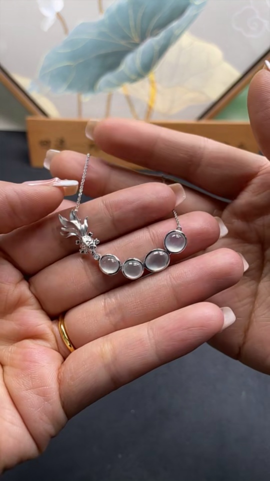 F23690881 Jadeite Cabochon Pendant with 18K Gold Setting, Total Weight Approx. 5.5g