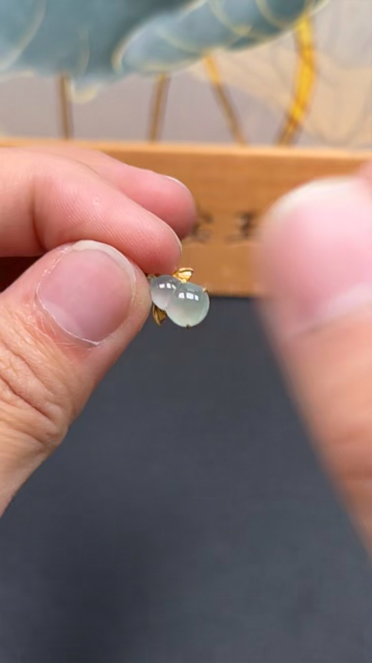 F24700922 Jadeite inlaid calabash pendant 18k gold inlaid total weight approx. 0.91g