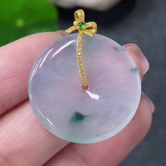 F34043517 Jadeite Peace Knot Pendant with Unmarked Clasp, Surface Gold Content Approximately Au 75%, Set with Diamonds, Total Weight Approximately 4.7g
