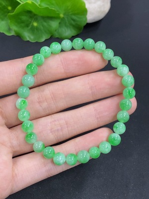 F41933763 翡翠手串 货品总重量约13克 卡6.3mm左右
