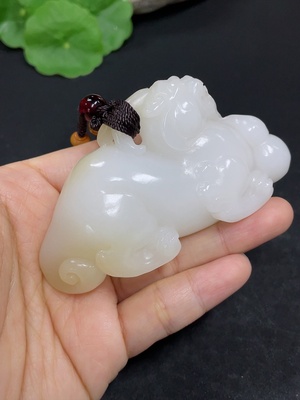 H46558205 和田玉手把件   瑞兽   货品总重约（含链，链子非和田玉）125.9g