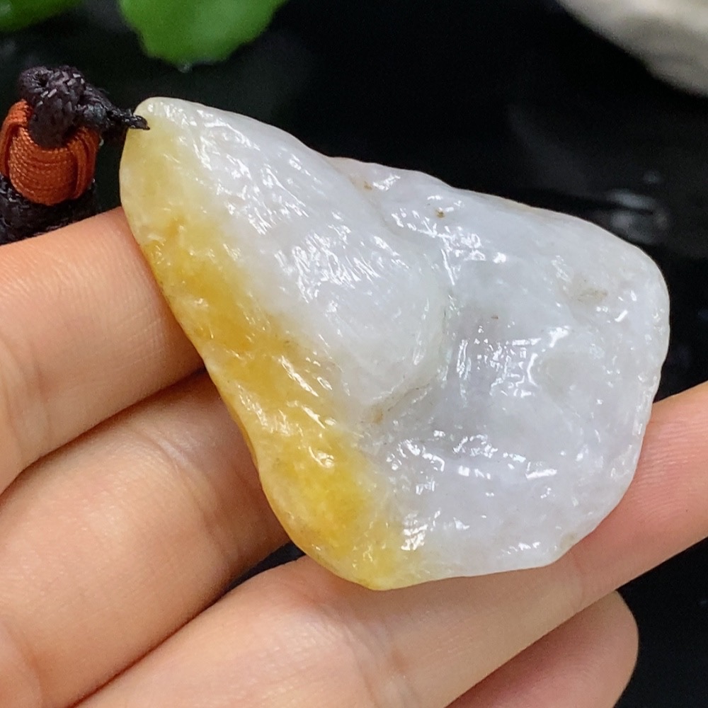 F28268126 Jadeite free-form pendant with a total weight of approximately 29.31g (including cord), color origin undetermined