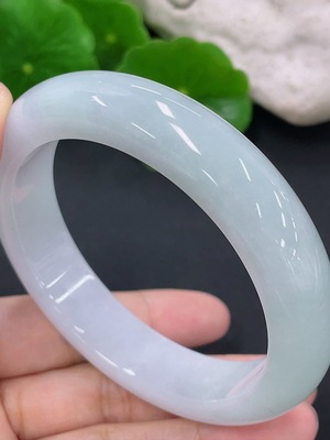 F41934082 翡翠正圈手镯 圈口55.8mm 货品总约重64.94g