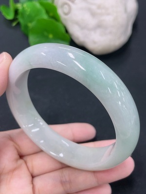 F46566249 翡翠正圈手镯  圈口56.9 含少量有色抛光粉 货品总重约65.07g