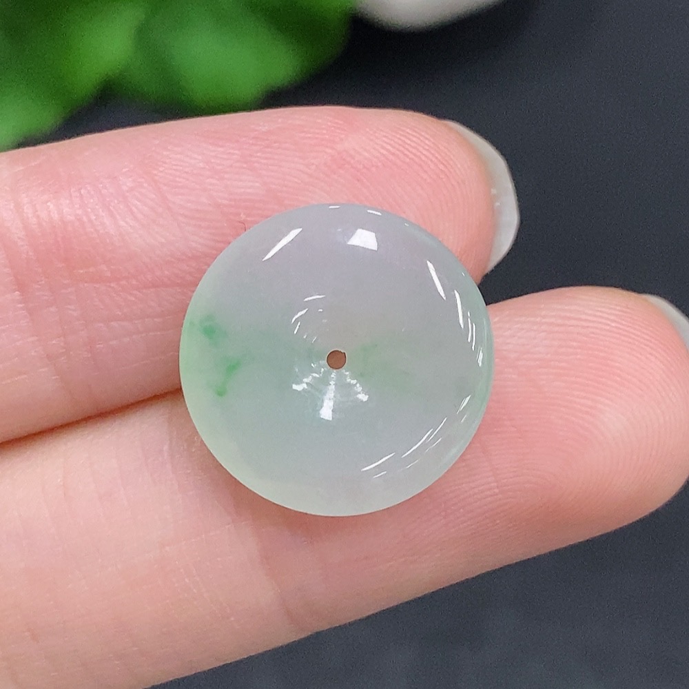 F33941429 Jadeite Peace Knot, Total Weight Approx. 1.5g