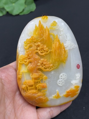 H44268361 和田玉手把件   山水    货品总重约（含绳）251.5g      皮色成因未定   含其他矿物成份   收藏证书