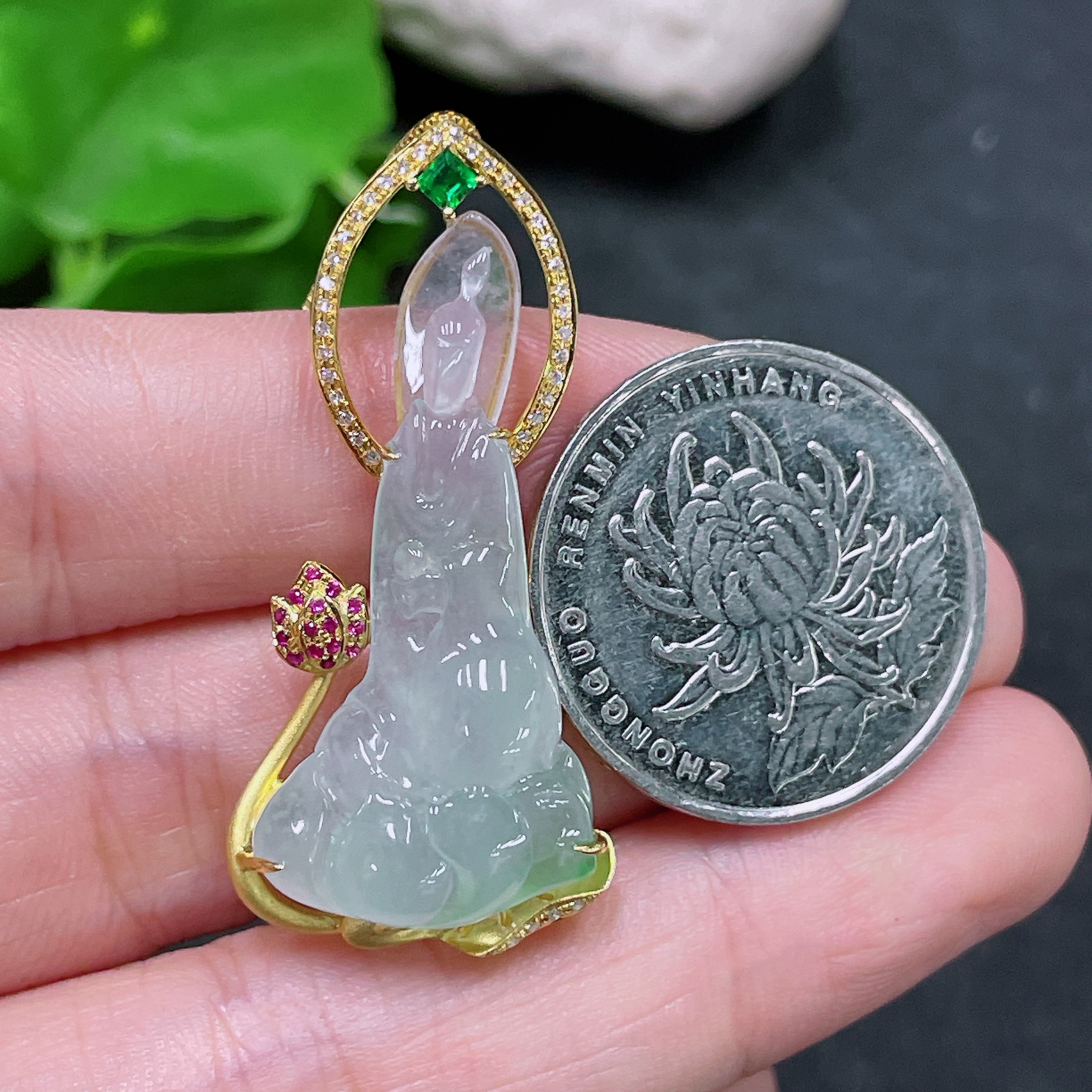 F33839447 Jadeite Guanyin Inlaid Pendant with 18K Gold and Diamond Accents, Colorless, Total Weight Including Chain Approximately 7.2g