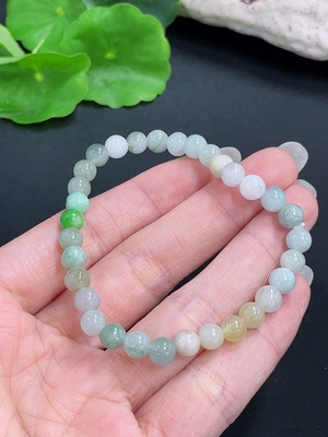 F42970133 翡翠手串 卡6.1mm左右 货品总重约11.82克 含其他矿物成分