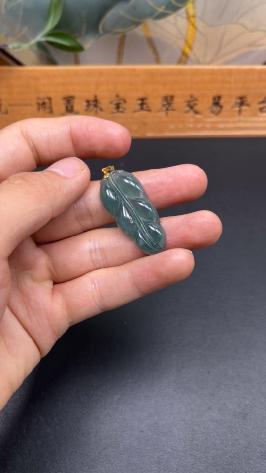 F34999359 Jadeite Leaf Pendant with 18K Gold Clasp, Total Weight Approx. 4.7g