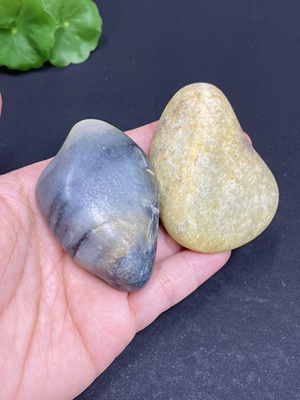 H33939300 和田玉    皮色成因未定    含其他矿物成分   货品总重约125.3g