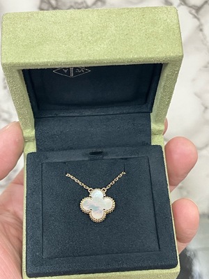 S43097126 梵克雅宝 Van Cleef & Arpels 梵克雅宝中号18k金白贝母四叶草项链，珠光细腻柔美，经典保值款 附件：内盒 99新