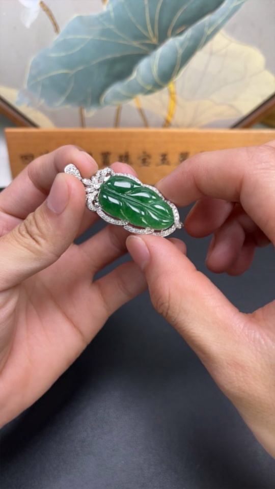 F28280469 Jadeite Leaf Inlay Pendant 18K Gold Total Weight Approx.10.69g With Diamond Accents