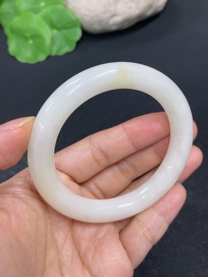 H42954511 和田玉圆条手镯    圈口53.2    货品总重约46.9g     含其他矿物成份