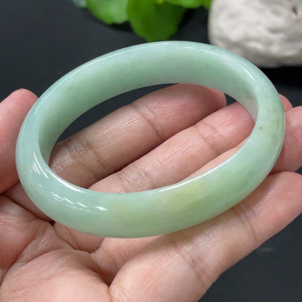 F32821359 Jadeite Concubine Bracelet 38.39g 52.3/44.3 Size