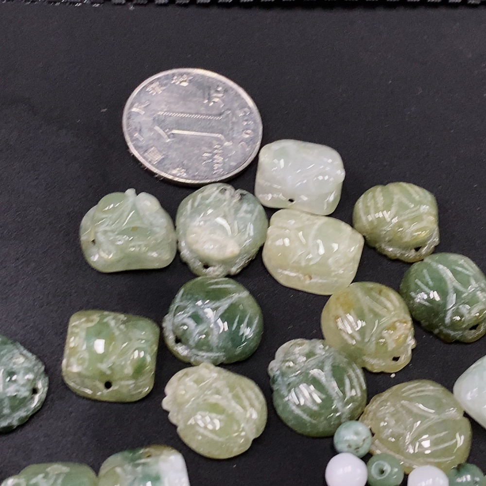 F26012235 Jadeite Pendant/Beads 30+ Sell as a Lot Total Weight Approx. 120.48g (Including Bag)