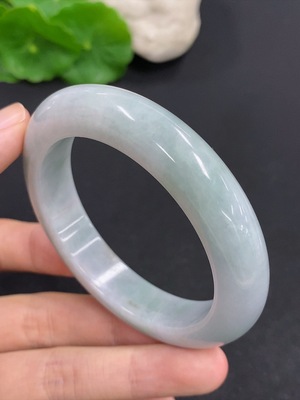 F43164692 翡翠正圈手镯 货品总重量约61.6克 圈口54 修补