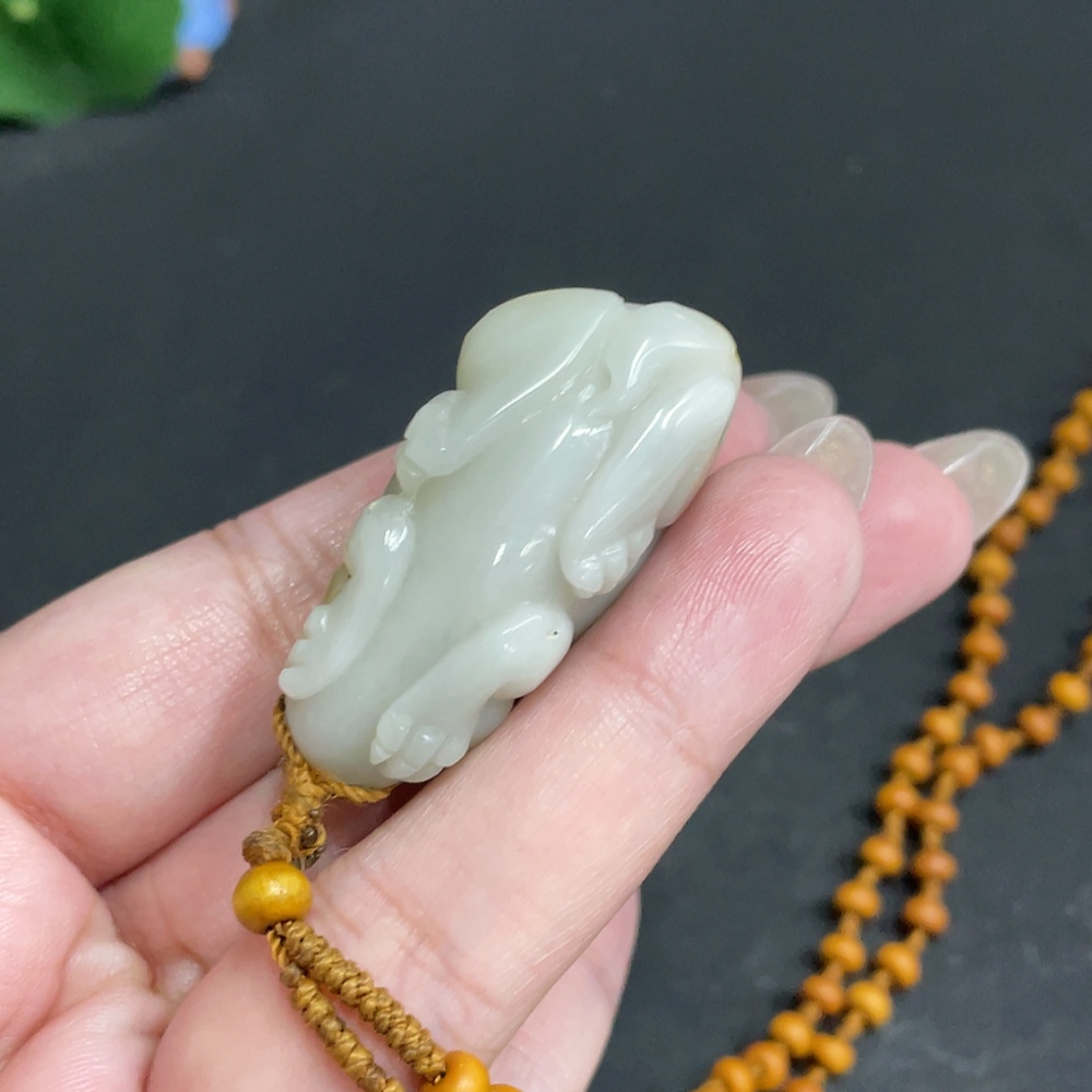H30464445 Hetian Jade Pendant Auspicious Beast Undetermined Skin Color Formation Contains Other Mineral Components Total Weight Approx. [Including Chain] 39.3g