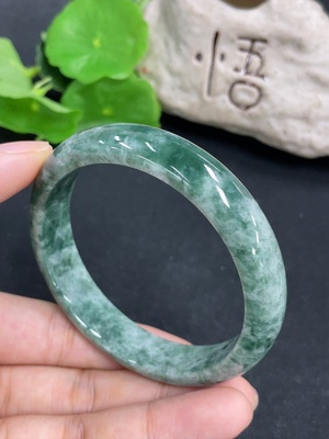 F46571671 翡翠正圈手镯  货品总重约47.9g  圈口57.7