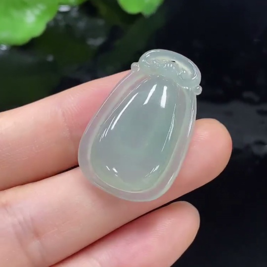 F27143498 Jadeite Blessing Shell Pendant