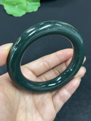H46513293 和田玉圆条手镯     圈口56.2    货品总重约77.4g