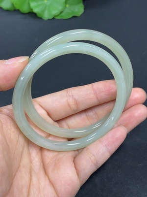 H40744432 和田玉圆条手镯   圈口58.3/59  货品总重约33.9g