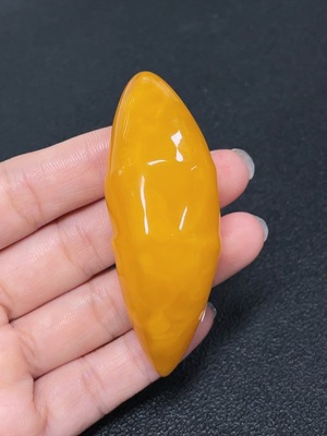 C43201907 琥珀蜜蜡挂件  货品总重约18.32克  局部可见修补