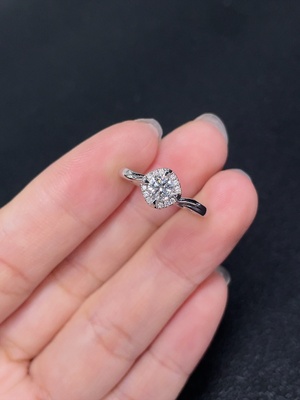 M43152698 钻石戒指  18K金  D0.30ct  d0.05ct  货品总重约2.68克  圈口12