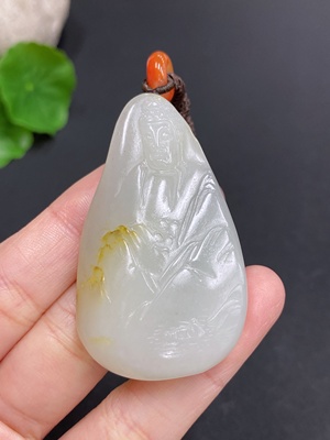H21354388 和田玉挂件  观音  皮色成因未定    总重约（含绳）33.1g