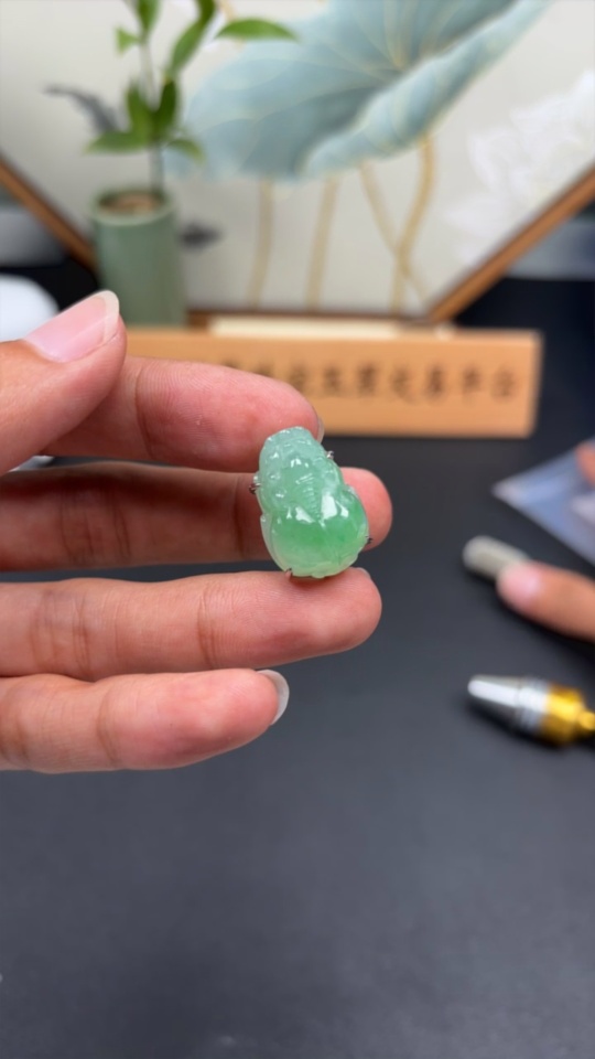 F33944077 Jadeite Pendant with 18K Gold Setting, Total Weight Approx. 5.7g