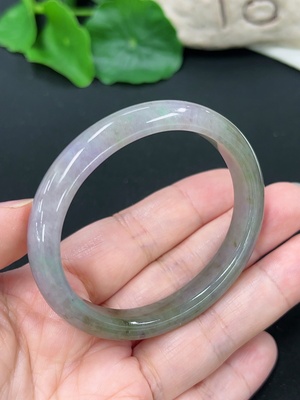 F46545590 翡翠贵妃手镯 圈口50.5/43.8mm 货品总约重29.13g （修补）