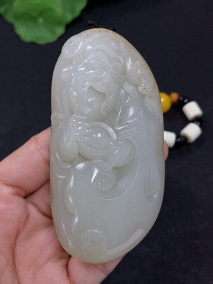 H46558403 和田玉手把件   财神    货品总重约（含链，链子非和田玉）129.3g   皮色成因未定 含其他矿物成份