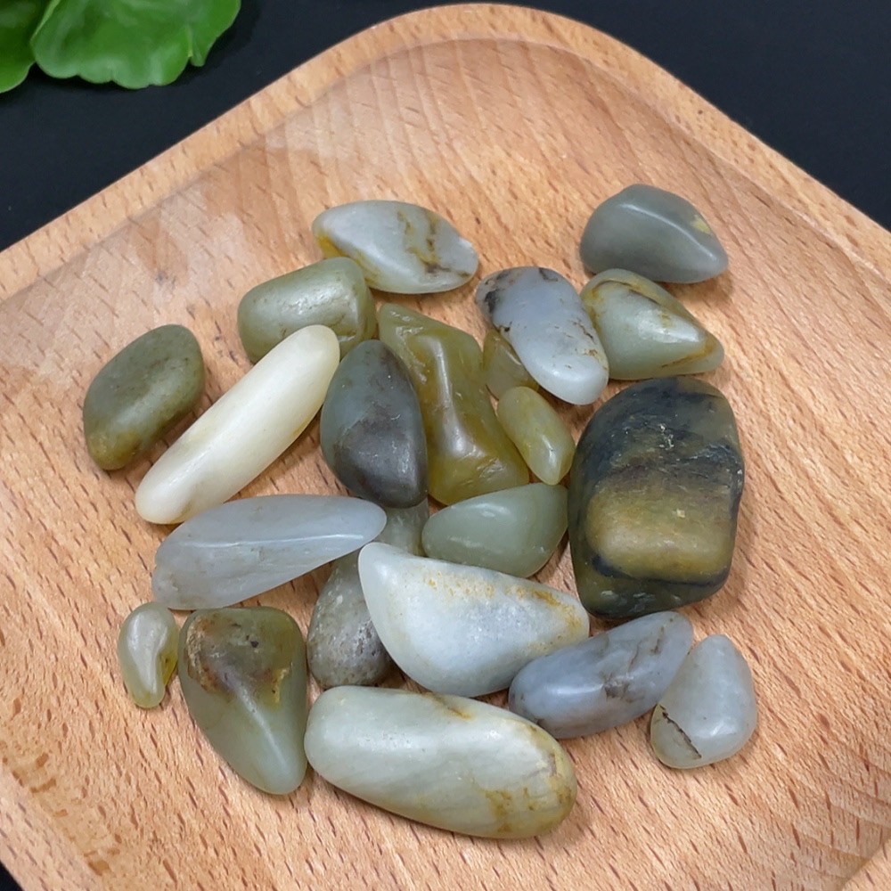 H29324276 Hetian Jade, undetermined cause of skin color, containing other mineral components, total weight about 84g, sell as a lot