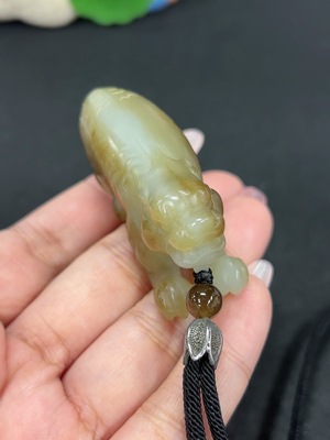 H46587106 和田玉挂件 瑞兽 货品总重约【含绳】62.2g 非金