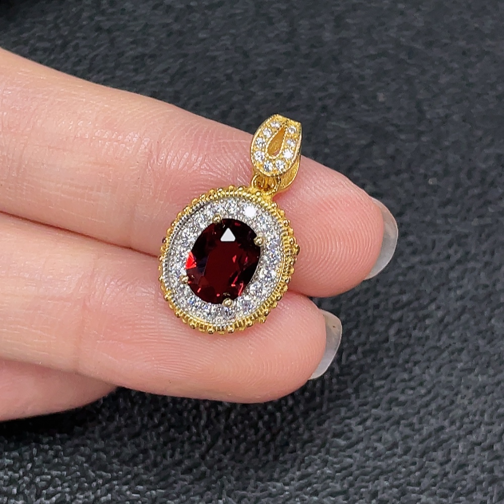C34006229 Garnet pendant non-gold total weight approx. 2.10g