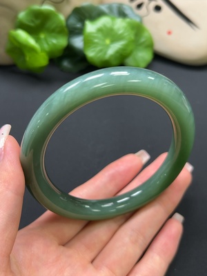 H42980548 和田玉圆条手镯 圈口61mm 总重约57.8g