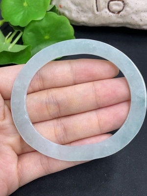 F46571024 翡翠贵妃手镯  货品总重约15.9g  圈口56.5/49.5