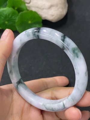 F35204461 翡翠正圈手镯 圈口55.5mm 货品总约重40.42g 含其他矿物质成分