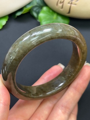 H46529270 和田玉正圈手镯 含其他矿物成分 圈口58.9mm 总重约75.73g