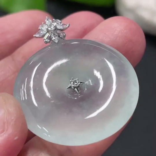 F30520492 Jadeite Peace Knot Pendant with 18K Gold Setting, Non-Diamond, Total Weight Approx. 6.97g