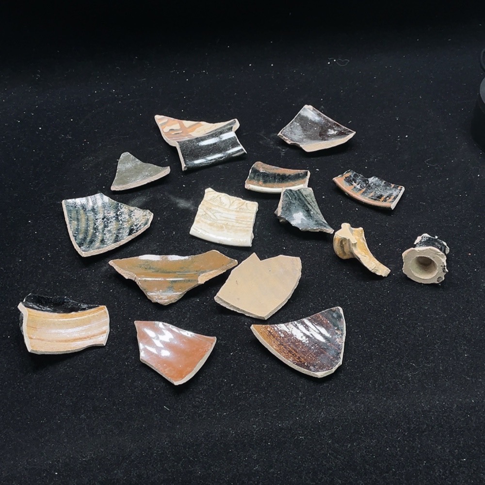 W25911827 Ceramic shard, black glazed ceramic shard set (size as per physical object)