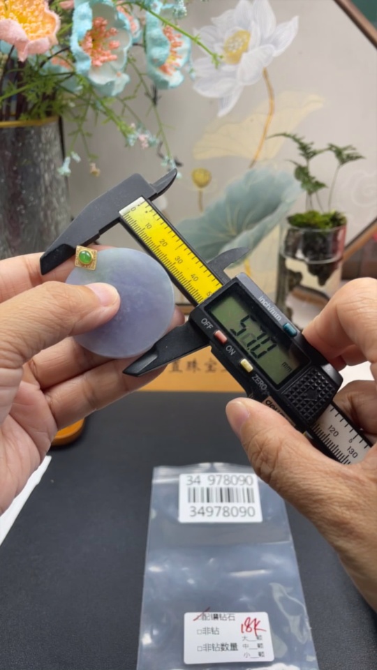 F34978090 Jadeite Plain Pendant with 18K Gold Clasp and Diamond Accents, Total Weight Approx. 33.5g