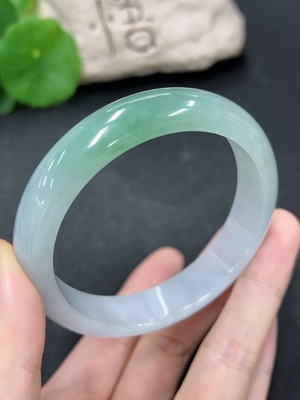 F41949724 翡翠正圈手镯 货品总重约58.09g  圈口59.3
