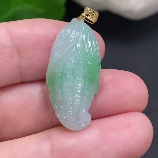 F34022263 Jadeite Corn Pendant with 18K Gold Clasp, Total Weight Approximately 4.2g