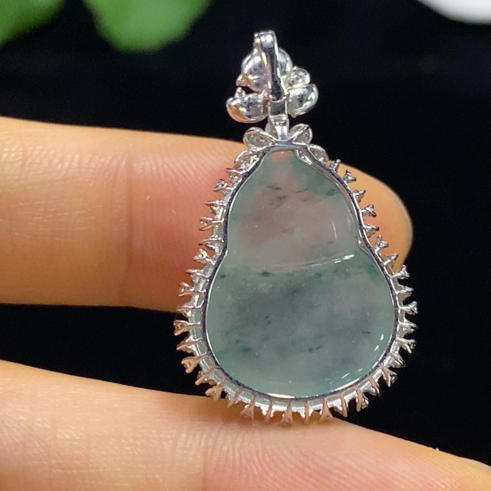 F34976090 Jadeite Gourd Inlaid Pendant with 18K Gold and Diamonds, Total Weight Approximately 4.57g