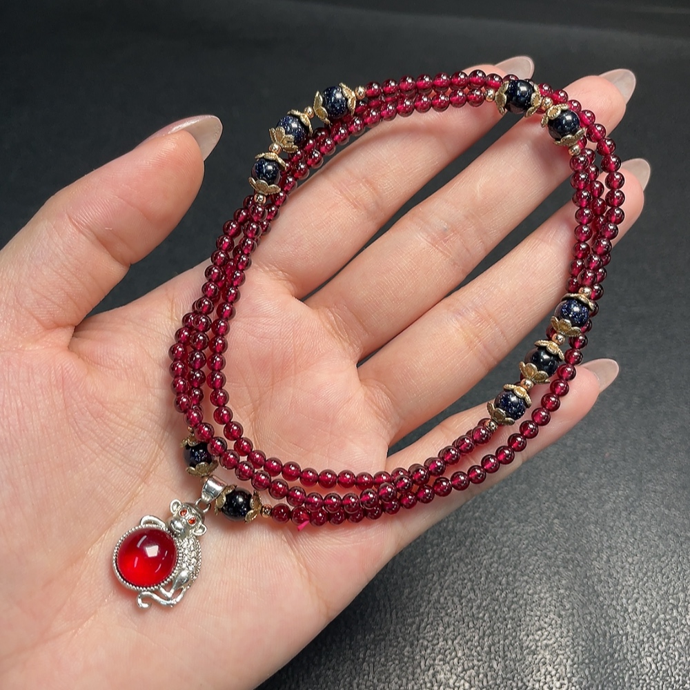 C34993020 Garnet bead necklace with non-natural, non-gold accents, total weight approx. 25.25g, bead size 3.5mm
