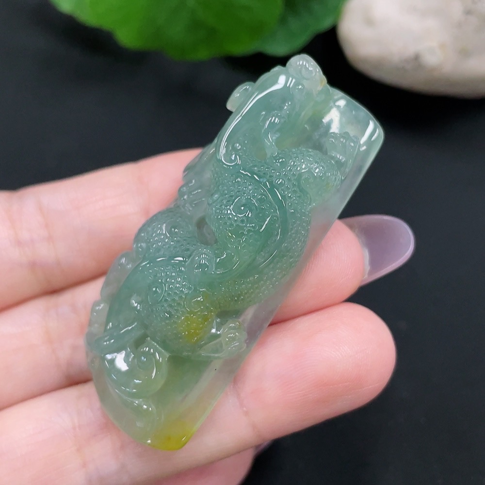 F34966674 Jadeite pendant with a total weight of approximately 25.7 grams (color origin of the yellow part undetermined)