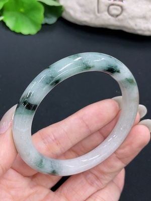 F42970868 翡翠圆条手镯 含其他矿物成分 货品总重约33.6g 圈口53.2