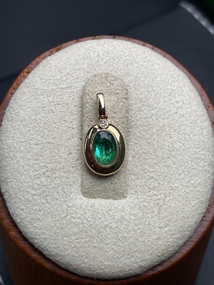 C09902798 Emerald Pendant Set in 18K Gold Total Weight Approx. 0.69g